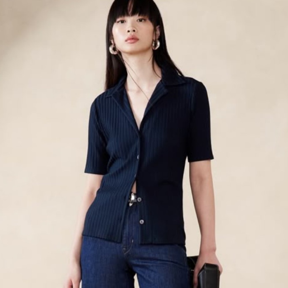 Banana Republic wide-ribbed short sleeve button down in color Navy